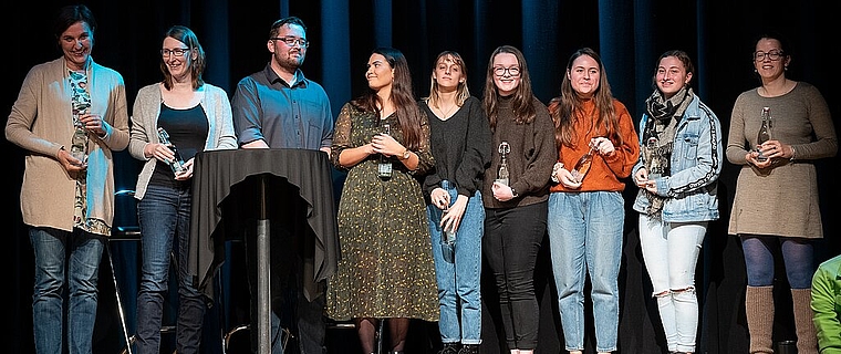 Alle Gewinner des diesjährigen Schreibwettbewerbs, der im Rahmen des Buchfestivals durchgeführt wurde. (Bild: ZVG)