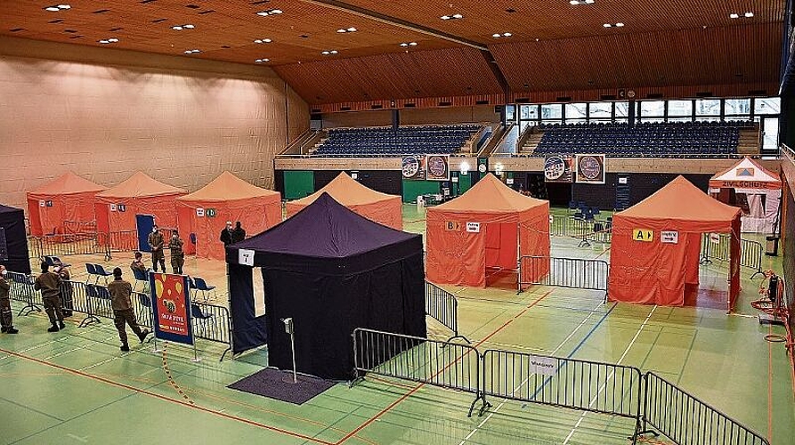 Kapazität für 900 Impfungen pro Tag: Das Impfzentrum nimmt zwei Drittel der Oltner Stadthalle in Anspruch. (Bild: Franz Beidler)