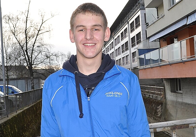 Theo von Arx vor seinem Lieblingsfluss, der Dünnern, in Olten. vwe)
