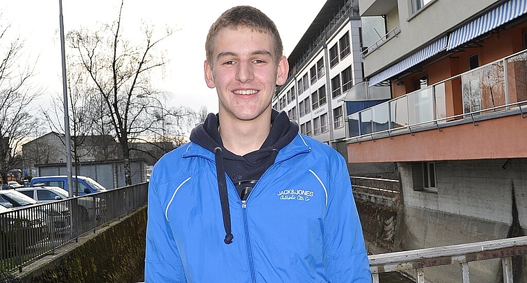 Theo von Arx vor seinem Lieblingsfluss, der Dünnern, in Olten. vwe)