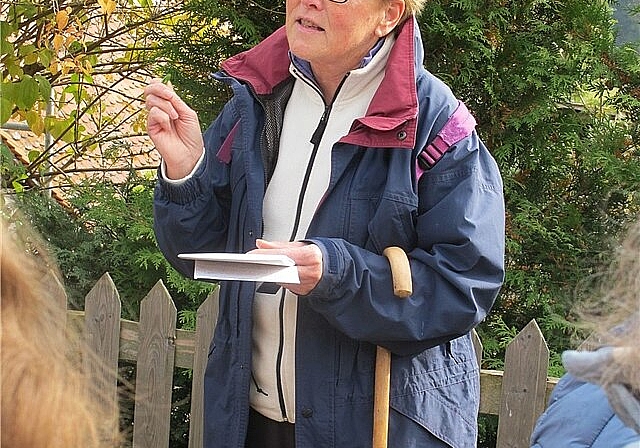 Die Kräuterfrau Nelly Hüsler begeistert mit fundiertem Wissen. (Bild: ZVG)