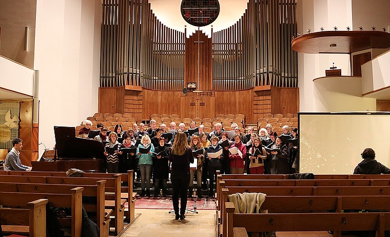 Am vergangenen Montag probten die Beteiligten, allen voran der ProjektChor Olten in der Friedenskirche in Olten. (Bild: mim)