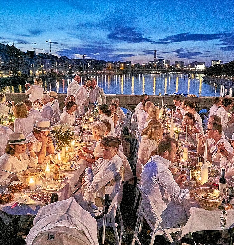 Festliche und einmalige Atmosphäre am ersten White Dinner in Basel. (Bild: Pro Innerstadt Basel / Ben Koechlin)