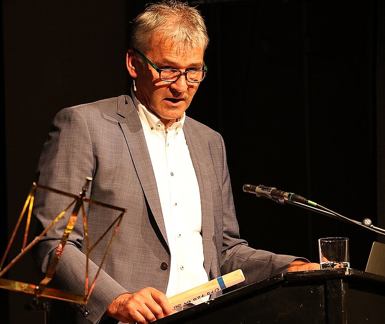 Ueli Kleiner, während zehn Jahren Leiter der Direktion Bildung und Sport, tut sich schwer mit dem Loslassen und überreichte schmunzelnd seinem Nachfolger einen Stafettenstab mit privater Telefonnummer. (Bild: mim)