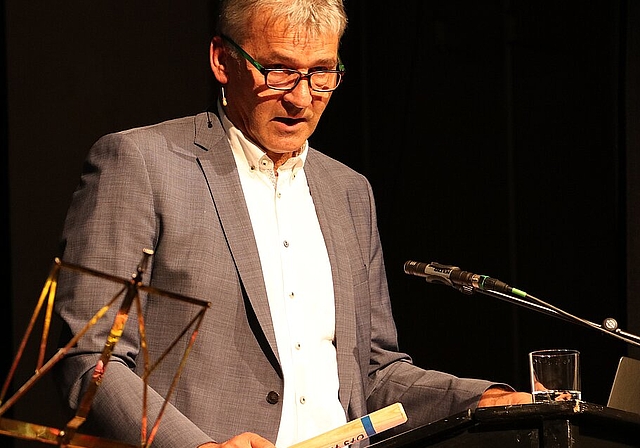 Ueli Kleiner, während zehn Jahren Leiter der Direktion Bildung und Sport, tut sich schwer mit dem Loslassen und überreichte schmunzelnd seinem Nachfolger einen Stafettenstab mit privater Telefonnummer. (Bild: mim)