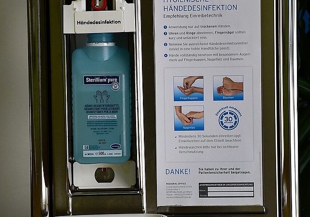 Unter Einhaltung der Hygiene- und Distanzregeln sind seit letzer Woche wieder Besuche auf den Zimmern der Heimbewohner möglich. (Bild: F. Beidler)