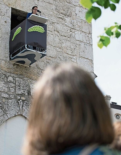 Hoch oben über den Dächern der Altstadt liest Rebekka Salm ihre Turmrede vor.