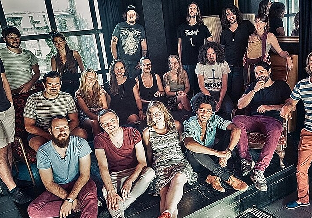 Das Coq-Team (auf dem Foto etwa die Hälfte) freut sich über neue Gesichter, Stilrichtungen und Ideen. (Bild: vdpictures.ch )