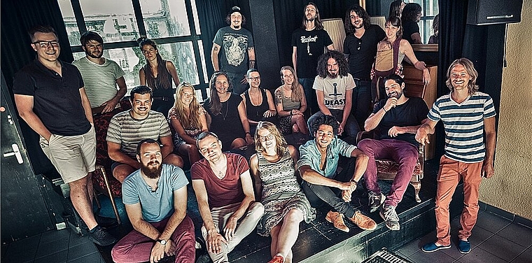 Das Coq-Team (auf dem Foto etwa die Hälfte) freut sich über neue Gesichter, Stilrichtungen und Ideen. (Bild: vdpictures.ch )