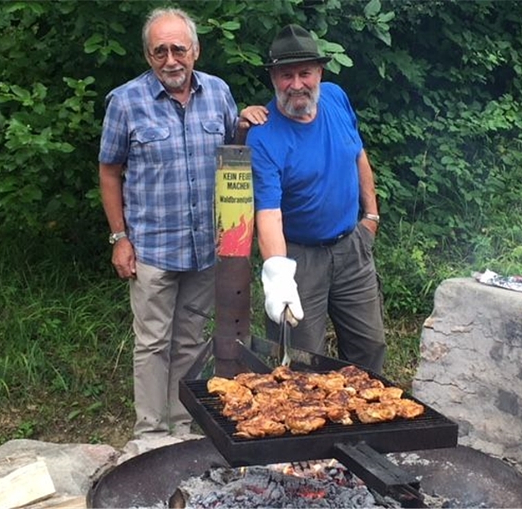 Die Organisatoren der Grillparty der Männerriege Lostorf Ueli Menzi und Sepp Egli versorgten die anwesenden Turner mit Steaks und Würsten. (Bild ZVG)