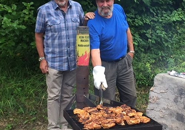 Die Organisatoren der Grillparty der Männerriege Lostorf Ueli Menzi und Sepp Egli versorgten die anwesenden Turner mit Steaks und Würsten. (Bild ZVG)
