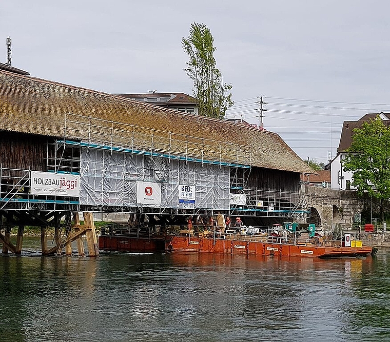 Wird in den nächsten Tagen abtransportiert: Die Schwimmplattform auf der Aare, von der aus die Pfeiler der Alten Brücke saniert wurden. (Bild: ZVG)