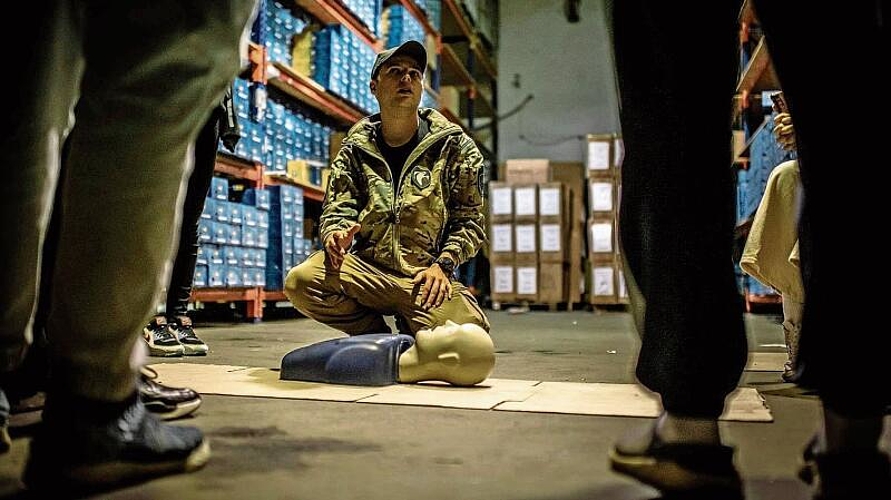 Seit mehreren Monaten bietet der Trimbacher Yannick Stalder in der Ukraine Kurse in Erster Hilfe an; das Angebot stösst auf grosses Interesse. (Bild: ZVG)

