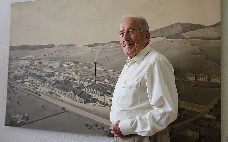 Hans Sägesser vor einer Ansicht der Giesserei Olten, die in der Von Roll-Ausstellung zu sehen ist. mim)