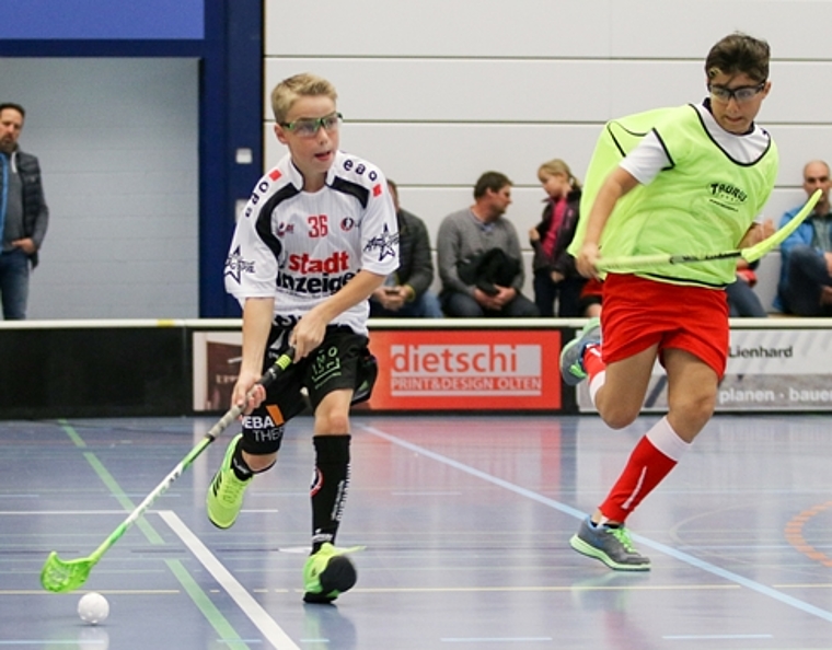 Die Junioren D1 und D2 absolvierten ihre erste Heimrunde im neuen Matchdress, das vom Stadtanzeiger Olten mitgesponsert wurde. Iwan Plüss)