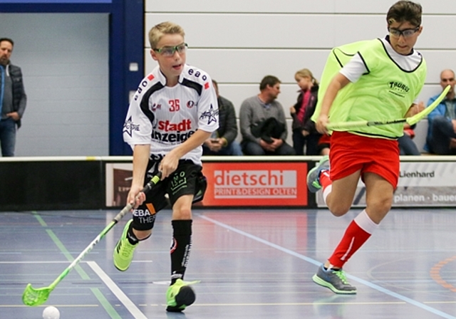 Die Junioren D1 und D2 absolvierten ihre erste Heimrunde im neuen Matchdress, das vom Stadtanzeiger Olten mitgesponsert wurde. Iwan Plüss)