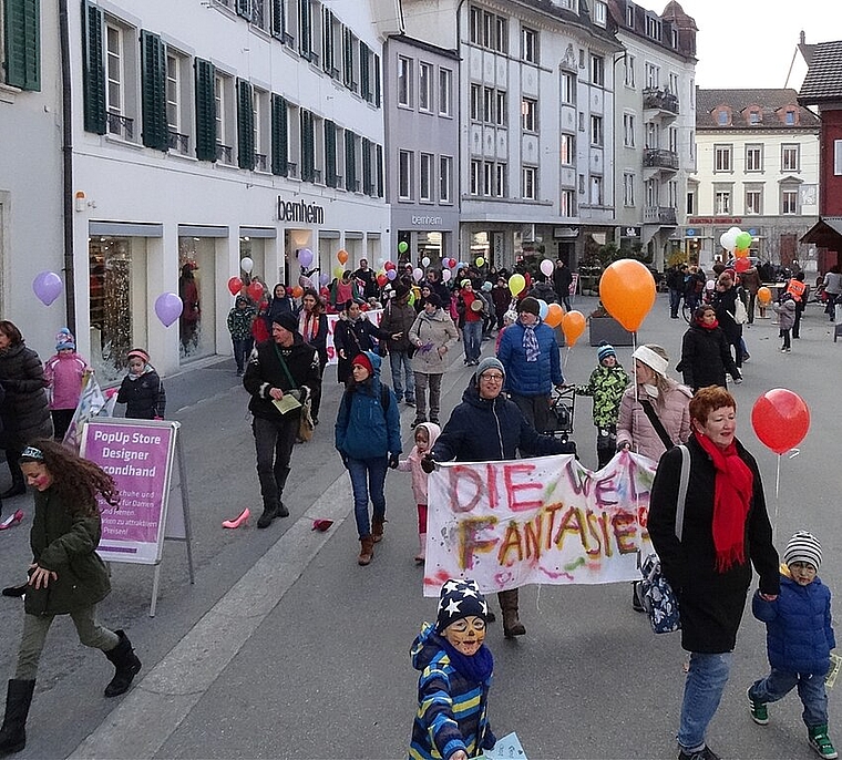 An der ersten Oltner Kinder-Demo setzten sich gegen 80 Kinder und Erwachsene für Kinderrechte ein. (Bild: ZVG)