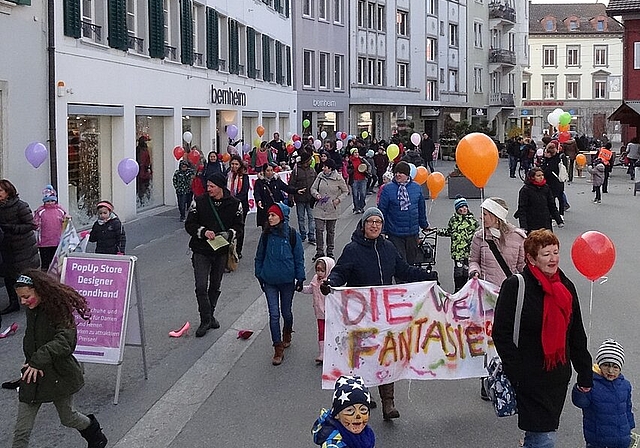 An der ersten Oltner Kinder-Demo setzten sich gegen 80 Kinder und Erwachsene für Kinderrechte ein. (Bild: ZVG)