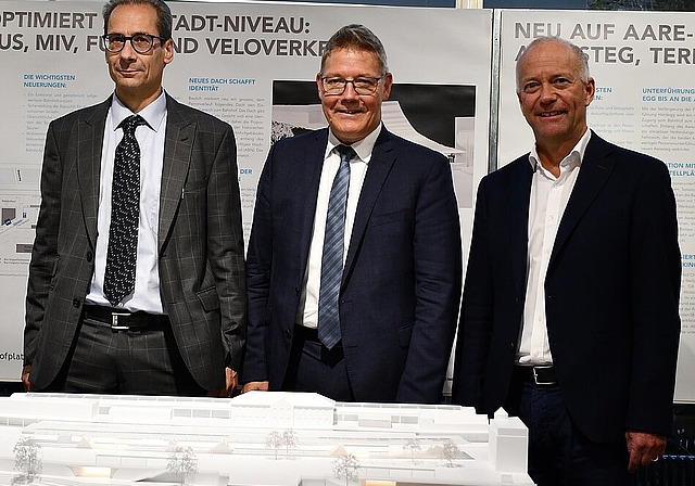 Die Vertreter der beteiligten Parteien vor dem Modell im Foyer des Stadthauses: (v.l.) Yves Jacot, Leiter Bahnhofsprojekte SBB, Roland Fürst, Regierungsrat des Kanton Solothurn und Martin Wey, Stadtpräsident von Olten. (Bild: Franz Beidler)