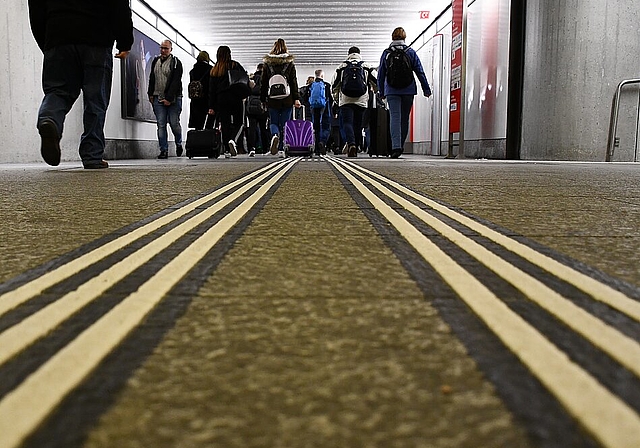 Seit Anfang November verlaufen taktil-visuelle Leitlinien durch den Oltner Bahnhof. Für Menschen mit einer Sehbehinderung sorgen sie für Orientierung. (Bild: frabei)
