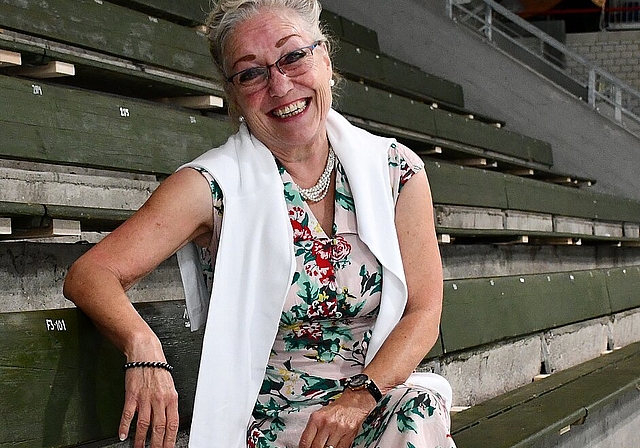 Mitorganisatorin Katharina Brunner auf den Rängen des Oltner Eisstadions Kleinholz: «Für den Dreitannencup richten wir das Stadion festlich ein.» (Bild: Franz Beidler)
