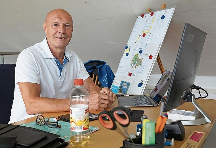 Der Ex-EHCO-Spieler und -Trainer Dino Stecher verdient seine Brötchen nun als Geschäftsführer in Huttwil. (Bilder: Achim Günter)