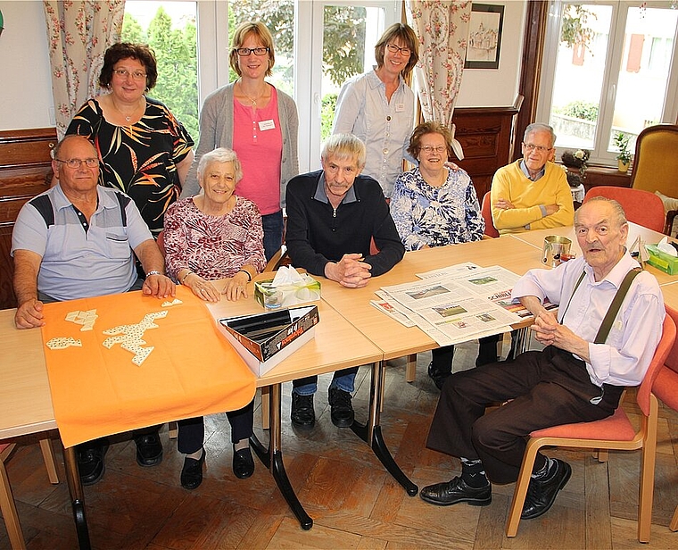Hinten stehend: Pflegefachfrau Barbara Demand (zweite v.l.) und Betriebsleiterin Brigitte Beeli (rechts) mit den Gästen des Tagesheims Sonnegg. mim)