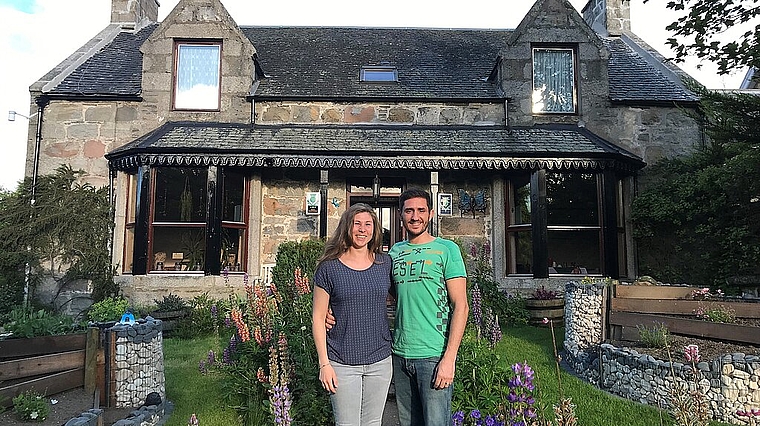 Haben sich ihren Traum erfüllt: Sarah und Daniel Muccio vor ihrem Gasthaus in Schottland. (Bild: Jessica Sutter)