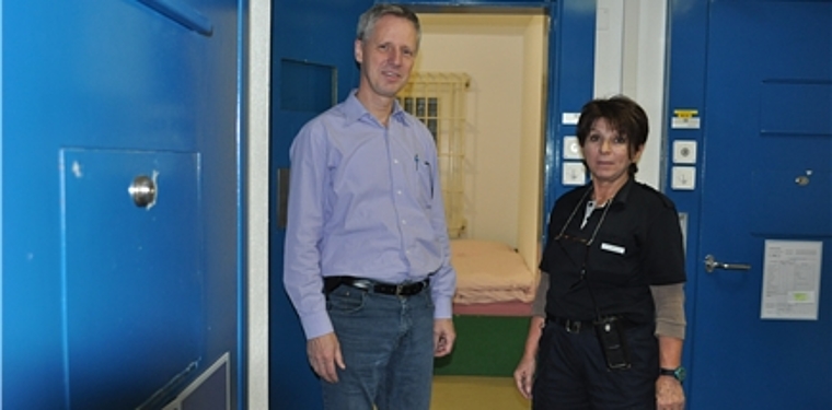 Urs Rötheli, der Leiter der Untersuchungsgefängnisse Solothurn und Olten und die Betreuerin Antonia Baur. mim)