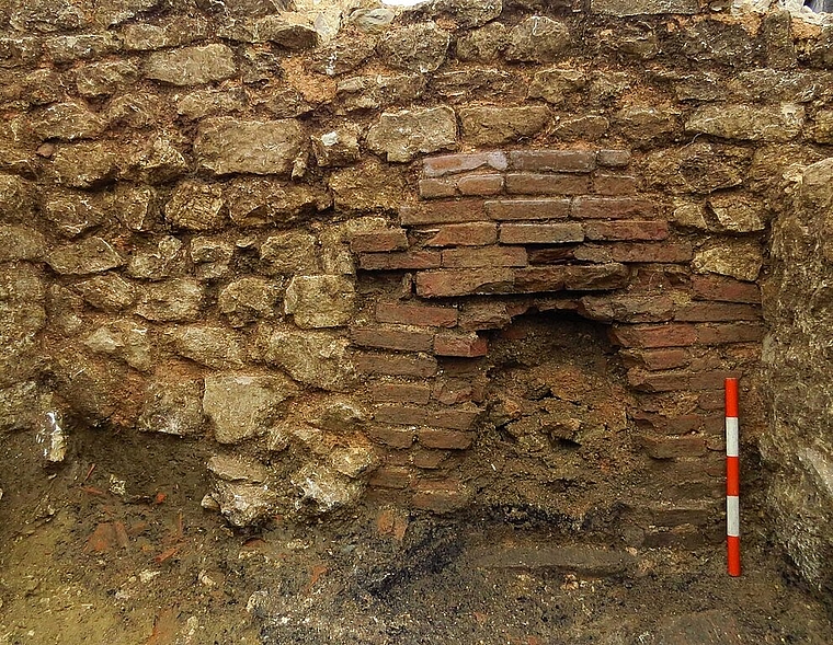 Die Ausgrabung deckte auch einen Einfeuerungskanal mit Gewölbe aus Ziegelfragmenten im Heizraum auf. (Bild: ZVG)