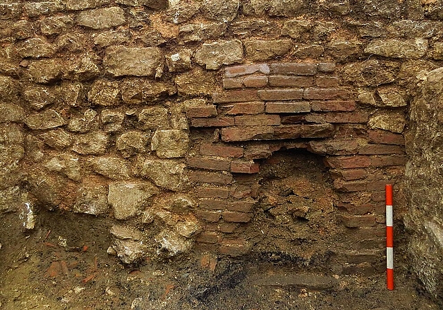Die Ausgrabung deckte auch einen Einfeuerungskanal mit Gewölbe aus Ziegelfragmenten im Heizraum auf. (Bild: ZVG)