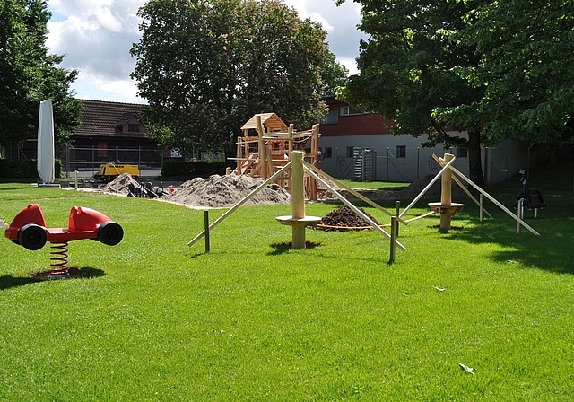 Kletter- und Geschicklichkeitsparadies für die Kinder: Ab heute wartet ein neuer Spielplatz auf die kleinen Badigäste in Olten. (Bild: vwe)