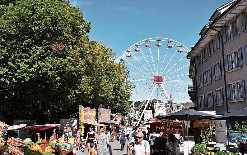 Auch dieses Jahr war das Riesenrad an der Oltner Chilbi gut besucht. Die neue Überkopf-Attrakion «Burner» machte ihr aber Konkurrenz. Die Warteschlange war beim «Burner» definitiv grösser. (Bilder: Cyrill Pürro)