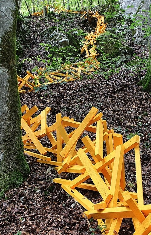 Am Samstag, 24. Juni führt Künstler Sammy Deichmann entlang seiner Holzinstallationen. (Bild: ZVG)