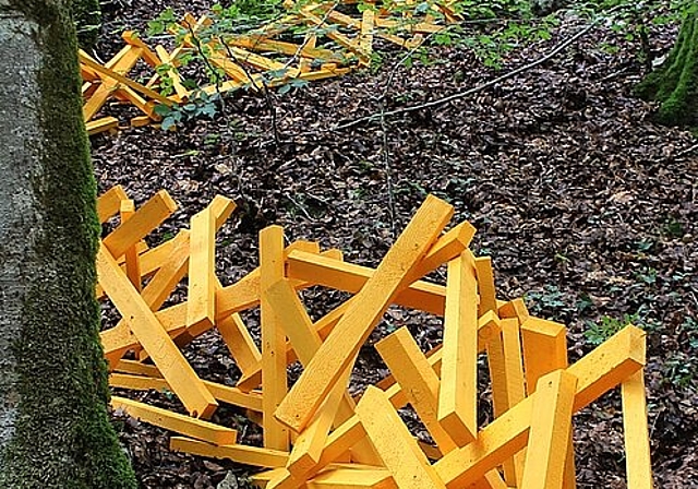 Am Samstag, 24. Juni führt Künstler Sammy Deichmann entlang seiner Holzinstallationen. (Bild: ZVG)