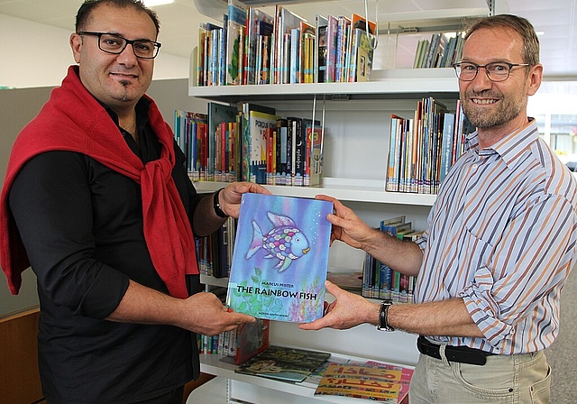 Eine Zusammenarbeit anlässlich der Geschichten-Stunden ist zwischen der IKUBO und der Jugendbibliothek Olten vorgesehen (v.l.): Yabgu R. Balkaç, IKUBO-Präsident und Roland Hochstrasser, Leiter Jugendbibliothek Olten. (Bild: mim)
