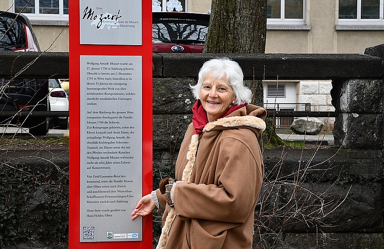 «Mozart stirbt nie», so die Präsidentin des Vereins Schweizer Mozartweg Christina Kunz vor der Mozartstele beim Oltner Bifangplatz. (Bild: Franz Beidler)