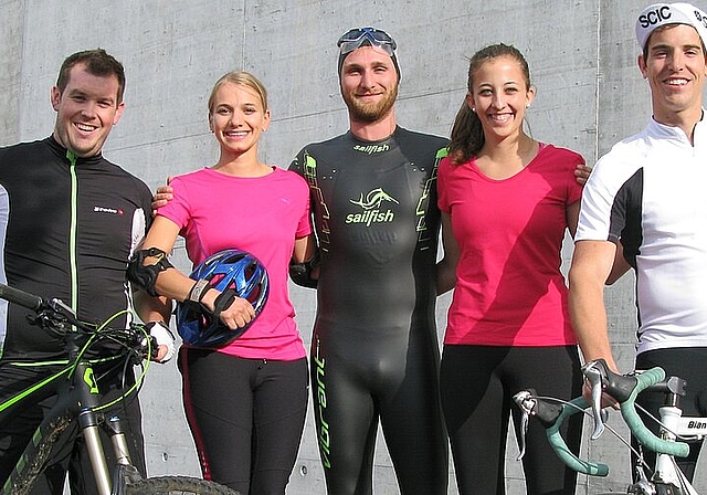 Bereit für den Gigathlon: (v.l.) Tobias Widmer, Simona Aeberhard, Dominik Sieber, Elena Schibli und Reto Grolimund. ZVG) 