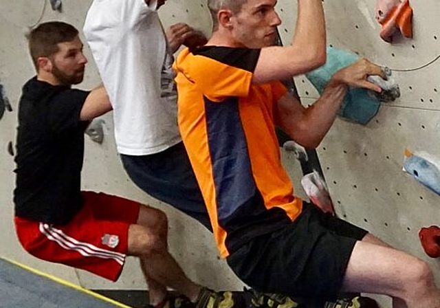 Schnupperkurse im «Bouldern» am Geburtstag des Momentums. (Bild: ZVG)