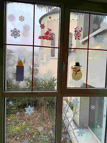 Blick durch ein festlich geschmücktes Fenster des Alters- und Pflegeheims St. Martin. (Bild: ZVG)