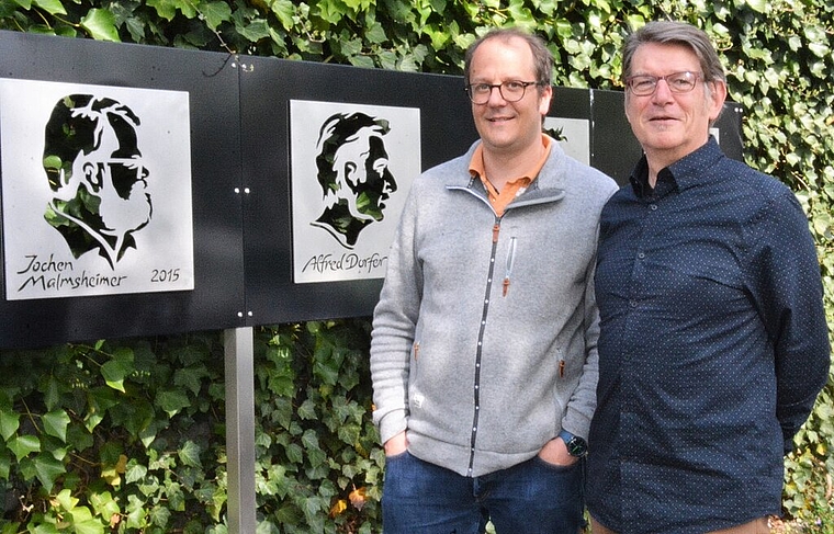 Der neue Gesamtleiter Alex Summermatter (r.) mit dem neuen künstlerischen Leiter Rainer von Arx vor dem letztjährig eröffneten Quai Cornichon, der ab dem 23. Mai durch die Preisträger 2018 «Schertenlaib & Jegerlehner» erweitert wird. (Bild: