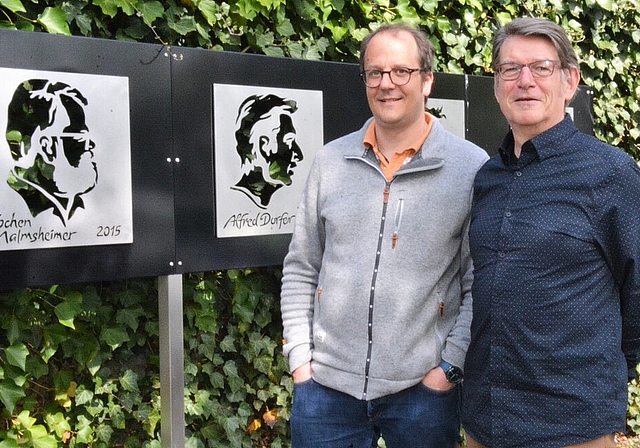 Der neue Gesamtleiter Alex Summermatter (r.) mit dem neuen künstlerischen Leiter Rainer von Arx vor dem letztjährig eröffneten Quai Cornichon, der ab dem 23. Mai durch die Preisträger 2018 «Schertenlaib &amp; Jegerlehner» erweitert wird. (Bild: