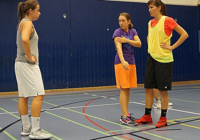Tania Lienhard (M.) beim Training vor dem Saisonauftakt: Das klubinterne Duell des BC Olten-Zofingen ging bisher immer zu Gunsten der Whales aus. (Bild: Franz Beidler)