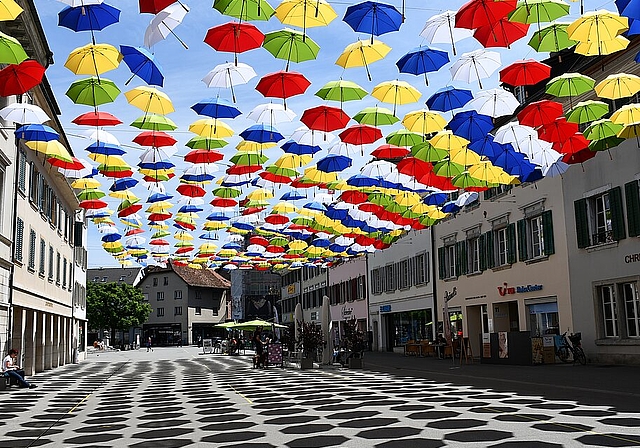 Gewerbe Olten, die Stadt Olten und a.en/sbo schmückten letzte Woche die Oltner Kirchgasse mit einem Dach aus farbigen Schirmen. (Bild: Franz Beidler)