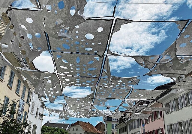 Die Naturgewalten setzten der diesjährigen Beschattungsaktion auf der Kirchgasse ein vorzeitiges Ende. (Bild: ZVG)