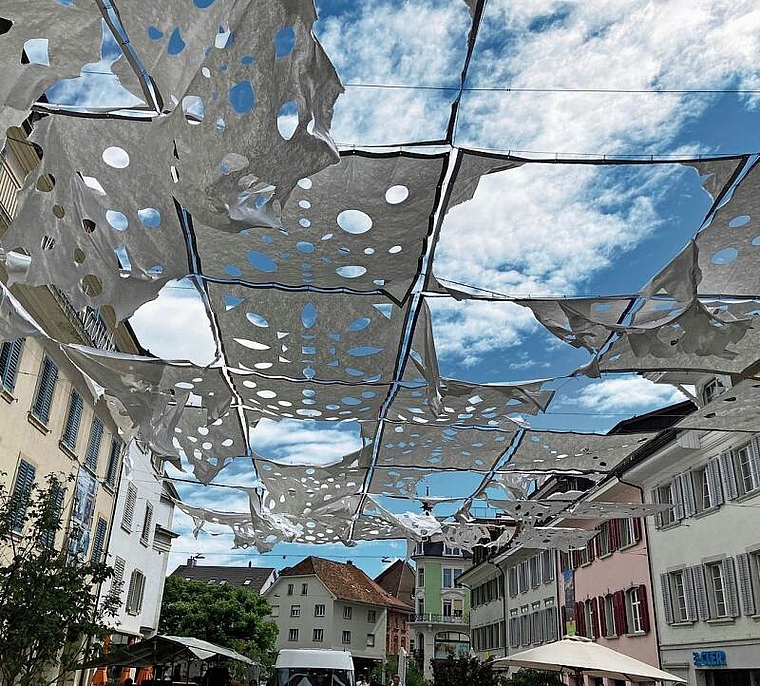 Die Naturgewalten setzten der diesjährigen Beschattungsaktion auf der Kirchgasse ein vorzeitiges Ende. (Bild: ZVG)