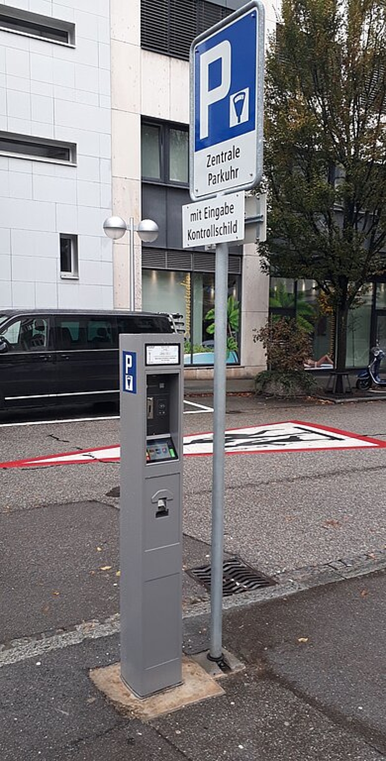 An der erneuerten Parkuhr an der Dornacherstrasse können künftig neben Parkvorgängen auch Tagesbewilligungen bezogen werden. (Bild: ZVG)