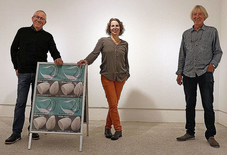 Der Kunstverein Olten startet morgen mit einer neuen Ausstellung (v.l.): Wädu Nützi, Regina Graber und Präsident Christof Schelbert. (Bild: mim)