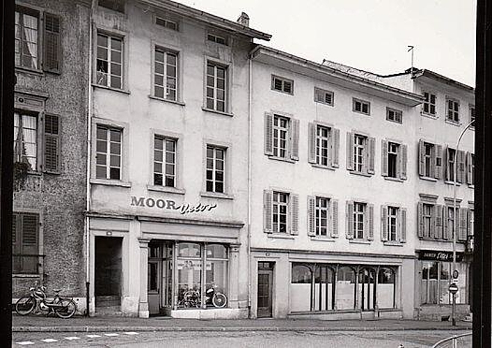 Die inzwischen abgerissene Häuserzeile an der Bahnhofstrasse 16-10 mit dem Hotel «Gotthard» (ganz links) und dem Haus «Moor Velos» gleich daneben.