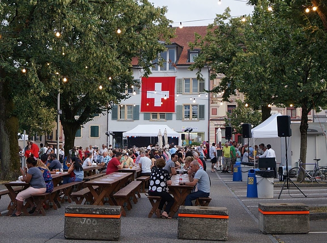 Das Feuerwerk musste wegen der anhaltenden Trockenheit abgesagt werden. Die Bundesfeier auf dem Klosterplatz war dennoch gut besucht. (Bild: Franz Beidler)